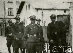 1938, Trembowla, województwo tarnopolskie, Polska.
9 Pułk Ułanów Małopolskich. Od prawej: kpr. Tomczyk, kpr. Kraśnicki, plut. Drzewiecki, NN,  kpr. Gottwald, kpr. Lis.
Fot. zbiory Ośrodka KARTA, Pogotowie Archiwalne [PA_016], przekazała Urszula Drobniak