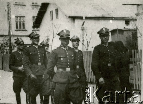 1938, Trembowla, województwo tarnopolskie, Polska.
9 Pułk Ułanów Małopolskich. Od prawej: kpr. Tomczyk, kpr. Kraśnicki, plut. Drzewiecki, NN,  kpr. Gottwald, kpr. Lis.
Fot. zbiory Ośrodka KARTA, Pogotowie Archiwalne [PA_016], przekazała Urszula Drobniak