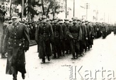 1937, Trembowla, województwo tarnopolskie, Polska.
9 Pułk Ułanów Małopolskich. Defilada piesza. Na czele por. Jerzy Poborowski.
Fot. zbiory Ośrodka KARTA, Pogotowie Archiwalne [PA_016], przekazała Urszula Drobniak