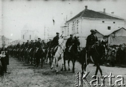 1933, Polska.
9 Pułk Ułanów Małopolskich. Defilada 2 szwadronu.
Fot. zbiory Ośrodka KARTA, Pogotowie Archiwalne [PA_016], przekazała Urszula Drobniak