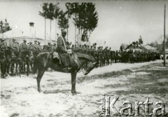 1935, Trembowla, województwo tarnopolskie, Polska.
9 Pułk Ułanów Małopolskich. Pułk w czasie nabożeństwa.
Fot. zbiory Ośrodka KARTA, Pogotowie Archiwalne [PA_016], przekazała Urszula Drobniak