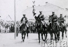 1932, Trembowla, województwo tarnopolskie, Polska.
9 Pułk Ułanów Małopolskich. Poczet sztandarowy.
Fot. zbiory Ośrodka KARTA, Pogotowie Archiwalne [PA_016], przekazała Urszula Drobniak