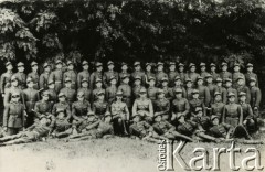 1937, Trembowla, województwo tarnopolskie, Polska.
9 Pułk Ułanów Małopolskich. Szwadron szkolny. Pośrodku płk. Tadeusz Komorowski, na lewo od niego  rtm. M. Miszke, ppor. J. Ruciński, na prawo por. Jerzy Poborowski, ppor. W Siemiński.
Fot. zbiory Ośrodka KARTA, Pogotowie Archiwalne [PA_016], przekazała Urszula Drobniak