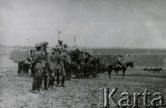 1935, Trembowla okolice, województwo tarnopolskie, Polska.
9 Pułk Ułanów Małopolskich. Pułk w szyku rozwiniętym.
Fot. zbiory Ośrodka KARTA, Pogotowie Archiwalne [PA_016], przekazała Urszula Drobniak
