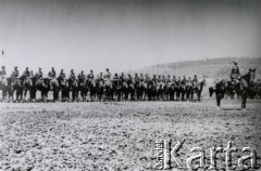 1935, okolice Trembowli, woj. tarnopolskie, Polska.
9 Pułk Ułanów Małopolskich. Pułk w szyku rozwiniętym.
Fot. zbiory Ośrodka KARTA, Pogotowie Archiwalne [PA_016], przekazała Urszula Drobniak