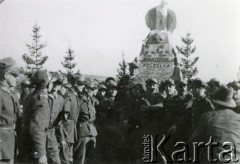 31.08.1933, Trembowla, województwo tarnopolskie, Polska.
9 Pułk Ułanów Małopolskich. Żołnierze przed pomnikiem poległych w dniu święta pułkowego.
Fot. zbiory Ośrodka KARTA, Pogotowie Archiwalne [PA_016], przekazała Urszula Drobniak