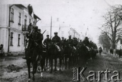 1923, Trembowla, województwo tarnopolskie,  Polska.
9 Pułk Ulanów Małopolskich. 2 szwadron przed defiladą. Na czele porucznik E. Ksyk.
Fot. zbiory Ośrodka KARTA, Pogotowie Archiwalne [PA_016], przekazała Urszula Drobniak