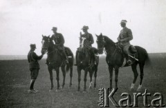 26.06.1931, Tarnopol, województwo tarnopolskie, Polska.
Międzybrygadowe zawody konne. Generał dywizji Juliusz Rómmel dekoruje zwycięzców.
Fot. zbiory Ośrodka KARTA, Pogotowie Archiwalne [PA_016], przekazała Urszula Drobniak