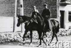 1935, Trembowla, województwo tarnopolskie,  Polska.
9 Pułk Ułanów Małopolskich. Od prawej podporucznik A. Nitecki.
Fot. zbiory Ośrodka KARTA, Pogotowie Archiwalne [PA_016], przekazała Urszula Drobniak