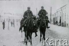 1932, Trembowla, województwo tarnopolskie, Polska.
9 Pułk Ułanów Małopolskich. Powrót z ćwiczeń zimowych. Z prawej porucznik Jerzy Poborowski.
Fot. zbiory Ośrodka KARTA, Pogotowie Archiwalne [PA_016], przekazała Urszula Drobniak