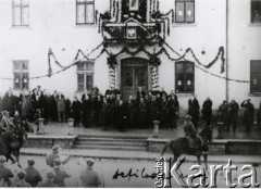 Maj 1932, Trembowla, województwo tarnopolskie, Polska.
9 Pułk Ułanów Małopolskich. Defilada.
Fot. zbiory Ośrodka KARTA, Pogotowie Archiwalne [PA_016], przekazała Urszula Drobniak