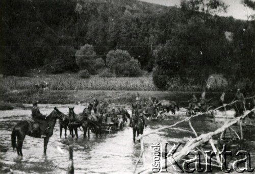 1934, Polska.
9 Pułk Ułanów Małopolskich. Przeprawa taczanek przez rzekę.
Fot. zbiory Ośrodka KARTA, Pogotowie Archiwalne [PA_016], przekazała Urszula Drobniak