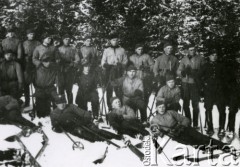 1935, Trembowla, Polska.
9 Pułk Ułanów Małopolskich. Pluton narciarzy. 
Fot. zbiory Ośrodka KARTA, Pogotowie Archiwalne [PA_016], przekazała Urszula Drobniak