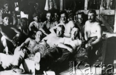 07.07.1940, Węgry.
Internowani żołnierz Wojska Polskiego. Od lewej: Migalski, Sabal.
Fot. zbiory Ośrodka KARTA, Pogotowie Archiwalne [PA_016], przekazała Urszula Drobniak