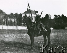 1932, Grudziądz, woj. pomorskie, Polska.
Podchorąży z oficerskiej szkoły kawalerii.
Fot. zbiory Ośrodka KARTA, Pogotowie Archiwalne [PA_016], przekazała Urszula Drobniak