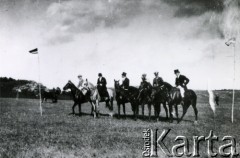 27.09.1932, Okno, Polska.
Po biegu myśliwskim. Od lewej: ppor. rezerwy Zawistowski, Elżbieta Siemieńska-Lewicka, rtm. rez. Kazimierz Grocholski, rtm. Erwin Friedberg, rtm. rez. Stanisław Siemieński-Lewicki.
Fot. zbiory Ośrodka KARTA, Pogotowie Archiwalne [PA_016], przekazała Urszula Drobniak