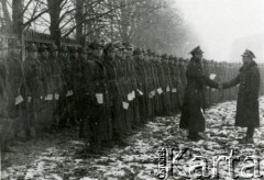 1937, Trembowla, województwo tarnopolskie, Polska.
9 Pułk Ułanów Małopolskich. Rotmistrz Stanisław Jurczak wręcza książeczki oszczędnościowe PKO.
Fot. zbiory Ośrodka KARTA, Pogotowie Archiwalne [PA_016], przekazała Urszula Drobniak