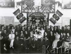 01.02.1938, Trembowla, województwo tarnopolskie, Polska.
9 Pułk Ułanów Małopolskich. Zabawa podoficerów 9 Pułku i 54 Pułku Piechoty Strzelców Kresowych z Tarnopola.
Fot. zbiory Ośrodka KARTA, Pogotowie Archiwalne [PA_016], przekazała Urszula Drobniak