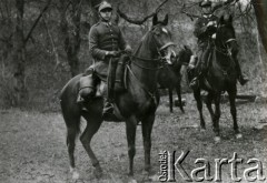 03.05.1932, Trembowla okolice, województwo tarnopolskie, Polska.
Po defiladzie z okazji Święta 3 Maja. Od lewej: plut. Ruszek, kpr. Walny.
Fot. zbiory Ośrodka KARTA, Pogotowie Archiwalne [PA_016], przekazała Urszula Drobniak