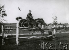 1935, Polska.
9 Pułk Ułanów Małopolskich. Zawody konne pułku.
Fot. zbiory Ośrodka KARTA, Pogotowie Archiwalne [PA_016], przekazała Urszula Drobniak