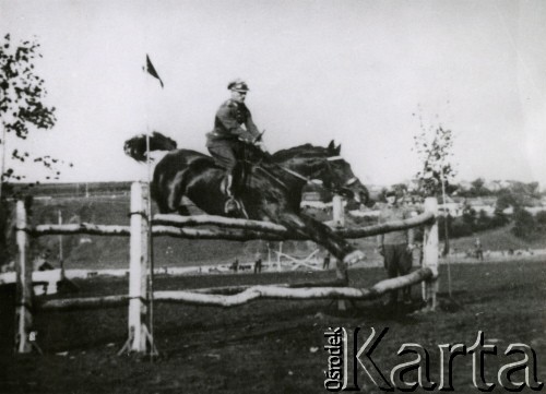 1935, Polska.
9 Pułk Ułanów Małopolskich. Zawody konne pułku.
Fot. zbiory Ośrodka KARTA, Pogotowie Archiwalne [PA_016], przekazała Urszula Drobniak