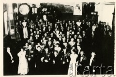 1938-1939, Trembowla, województwo tarnopolskie, Polska.
9 Pułk Ułanów Małopolskich. Bal w sali Sokoła.
Fot. zbiory Ośrodka KARTA, Pogotowie Archiwalne [PA_016], przekazała Urszula Drobniak