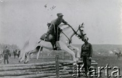 1932, Polska.
9 Pułk Ułanów Małopolskich. Zawody konne podoficerów.
Fot. zbiory Ośrodka KARTA, Pogotowie Archiwalne [PA_016], przekazała Urszula Drobniak