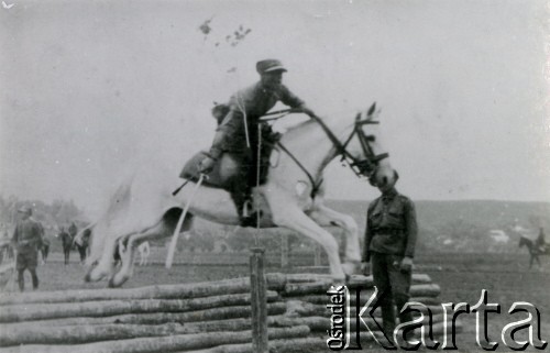 1932, Polska.
9 Pułk Ułanów Małopolskich. Zawody konne podoficerów.
Fot. zbiory Ośrodka KARTA, Pogotowie Archiwalne [PA_016], przekazała Urszula Drobniak