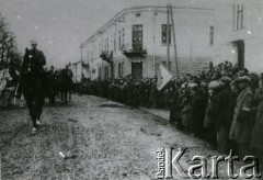 1931, Trembowla, województwo tarnopolskie, Polska.
9 Pułk Ułanów Małopolskich. Defilada pułku.
Fot. zbiory Ośrodka KARTA, Pogotowie Archiwalne [PA_016], przekazała Urszula Drobniak