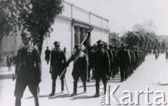 1936, Trembowla, województwo tarnopolskie, Polska.
9 Pułk Ułanów Małopolskich. Szwadron honorowy ze sztandarem. Przy sztandarze wstęga z czarnej krepy, na znak żałoby po Marszałku Piłsudskim. Na czele szwadronu rtm. Michał Miszka. Poczet: ppor. Edward Romanowski, st. wachm. Władysław Nowowiejski, wachm. Franciszek Mierzwa.
Fot. zbiory Ośrodka KARTA, Pogotowie Archiwalne [PA_016], przekazała Urszula Drobniak