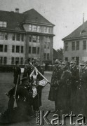 1929, Trembowla, województwo tarnopolskie, Polska.
9 Pułk Ułanów Małopolskich. Przysięga podchorążych rocznika 1929/30 O.S.K. Na drugim planie płk. Zygmunt Podkarski.
Fot. zbiory Ośrodka KARTA, Pogotowie Archiwalne [PA_016], przekazała Urszula Drobniak