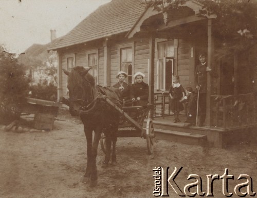 1918-1939, Wilno, Polska.
Rodzina Romana Gieczewskiego, dwie kobiety w bryczce przed domem.
Fot. NN, zbiory Ośrodka KARTA, udostępniła Janina Gieczewska

