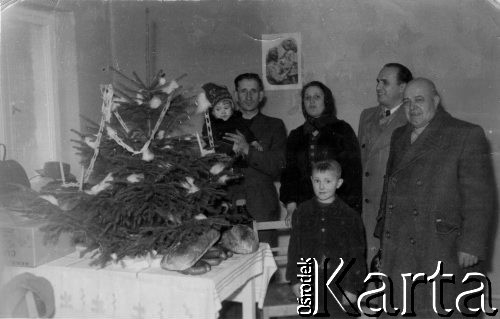 Grudzień 1958, Gdańsk, Polska.
Repatrianci po przyjeździe wraz z władzami miejskimi w swoim nowym mieszkaniu. Podpis na odwrocie: 