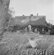 Lata 70., Pranie, Polska.
Indor. W tle leśniczówka, w której Konstanty Ildefons Gałczyński napisał 