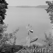 Lata 70., Pranie, Polska.
Pomost nad Jeziorem Nidzkim.
Fot. Bogdan Łopieński, zbiory Ośrodka KARTA