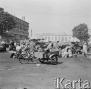 Lata 70., Warszawa, Polska.
Targ przy pl. Politechniki.
Fot. Bogdan Łopieński, zbiory Ośrodka KARTA