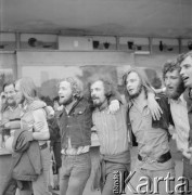 Lata 60., Warszawa, Polska.
Młodzież świętująca zawarcie związki małżeńskiego przez parę znajomych.
Fot. Bogdan Łopieński, zbiory Ośrodka KARTA