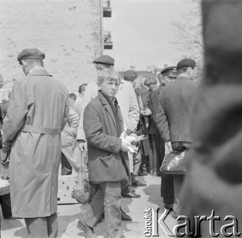 1965, Warszawa, Polska.
Chłopiec z gołębiami na targu.
Fot. Bogdan Łopieński, zbiory Ośrodka KARTA