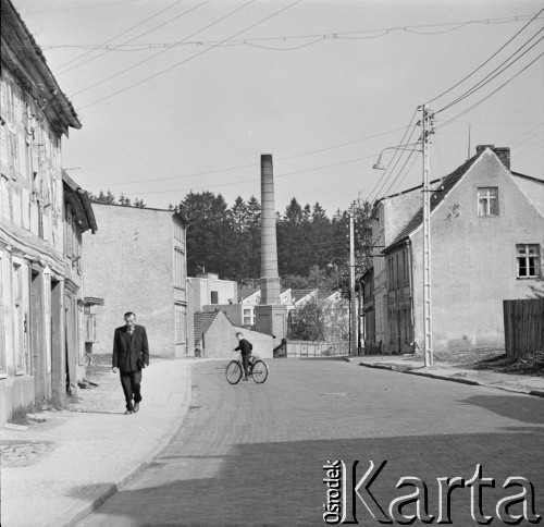 Lata 60., Miastko, woj. koszalińskie, Polska.
Ulica.
Fot. Bogdan Łopieński, zbiory Ośrodka KARTA