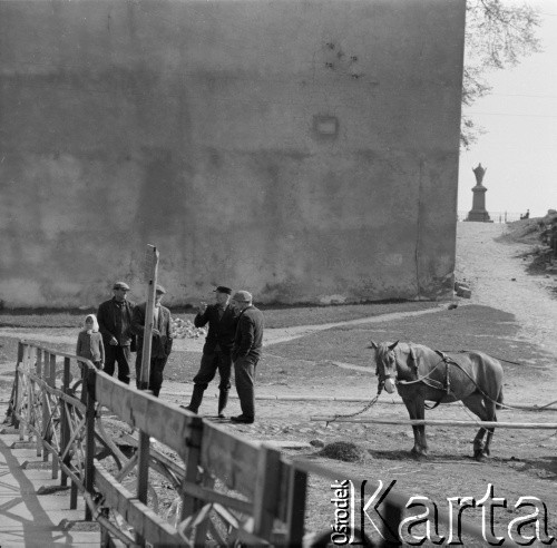 Lata 60., Miastko, woj. koszalińskie, Polska.
Mieszkańcy miasta.
Fot. Bogdan Łopieński, zbiory Ośrodka KARTA