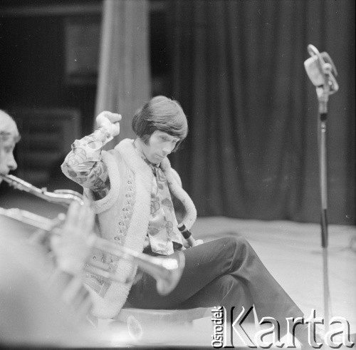 1965, Polska.
Czesław Niemen. Fotografia wykonana na planie filmowym 