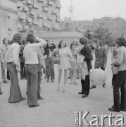 Lata 60., Warszawa, Polska.
Nowożeńcy w otoczeniu przyjaciół przy ul. Grójeckiej. W tle blok mieszkalny zaprojektowany przez Jana Zdanowicza.
Fot. Bogdan Łopieński, zbiory Ośrodka KARTA