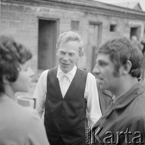 1966, Chojnów, woj. wrocławskie, Polska.
Państwo młodzi podczas wesela.
Fot. Bogdan Łopieński, zbiory Ośrodka KARTA