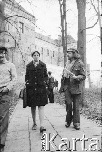 Lata 60., Uniejów, woj. łódzkie, Polska.
Plener fotograficzny. W centrum historyk sztuki Urszula Czartoryska.
Fot. Bogdan Łopieński, zbiory Ośrodka KARTA