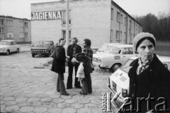 Lata 60., Uniejów, woj. łódzkie, Polska.
Plener fotograficzny. Na pierwszym planie historyk sztuki Urszula Czartoryska, w centrum fotograf Kazimierz Helebrandt.
Fot. Bogdan Łopieński, zbiory Ośrodka KARTA