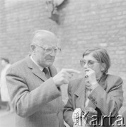 1983-1994, Warszawa, Polska.
Odsłonięcie tablicy upamiętniającej prof. Jana Zachwatowicza na elewacji archikatedry św. Jana w Warszawie. Po prawej stoi Krystyna Zachwatowicz, córka Jana Zachwatowicza.
Fot. Bogdan Łopieński, zbiory Ośrodka KARTA