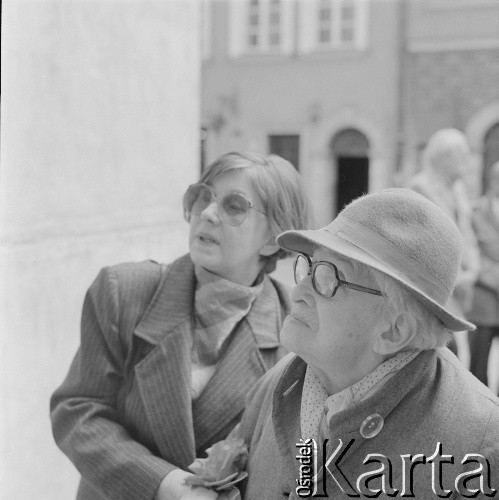 1983-1994, Warszawa, Polska.
Odsłonięcie tablicy upamiętniającej prof. Jana Zachwatowicza na elewacji archikatedry św. Jana w Warszawie. Na fotografii Maria Zachwatowicz (po prawej) z córką Krystyną.
Fot. Bogdan Łopieński, zbiory Ośrodka KARTA