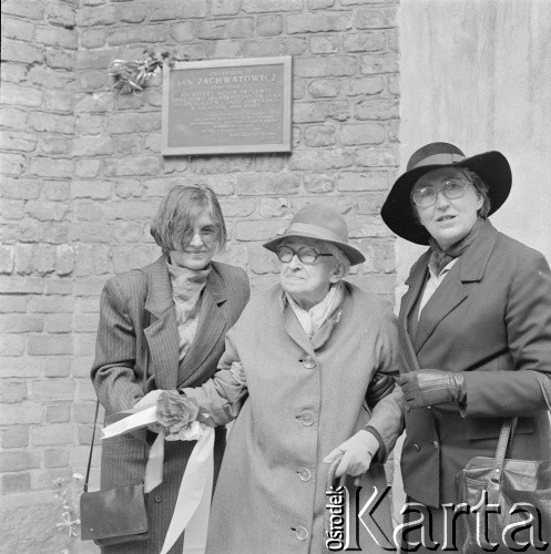 1983-1994, Warszawa, Polska.
Odsłonięcie tablicy upamiętniającej prof. Jana Zachwatowicza na elewacji archikatedry św. Jana w Warszawie. Na fotografii Maria Zachwatowicz z córkami - Krystyną (po lewej) i Katarzyną (po prawej).
Fot. Bogdan Łopieński, zbiory Ośrodka KARTA