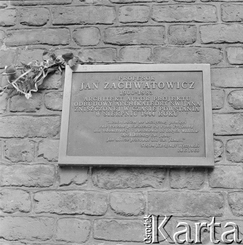 1983-1994, Warszawa, Polska.
Odsłonięcie tablicy upamiętniającej prof. Jana Zachwatowicza na elewacji archikatedry św. Jana w Warszawie.
Fot. Bogdan Łopieński, zbiory Ośrodka KARTA