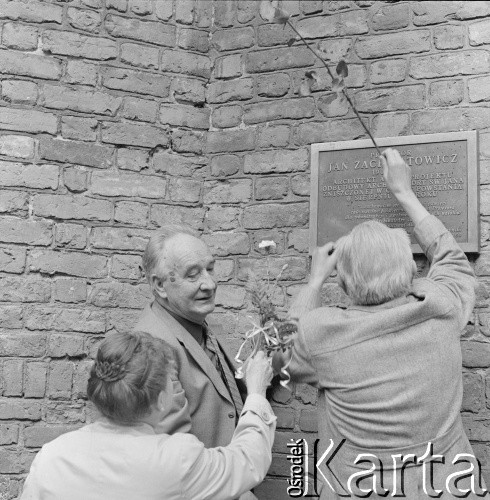 1983-1994, Warszawa, Polska.
Odsłonięcie tablicy upamiętniającej prof. Jana Zachwatowicza na elewacji archikatedry św. Jana w Warszawie.
Fot. Bogdan Łopieński, zbiory Ośrodka KARTA